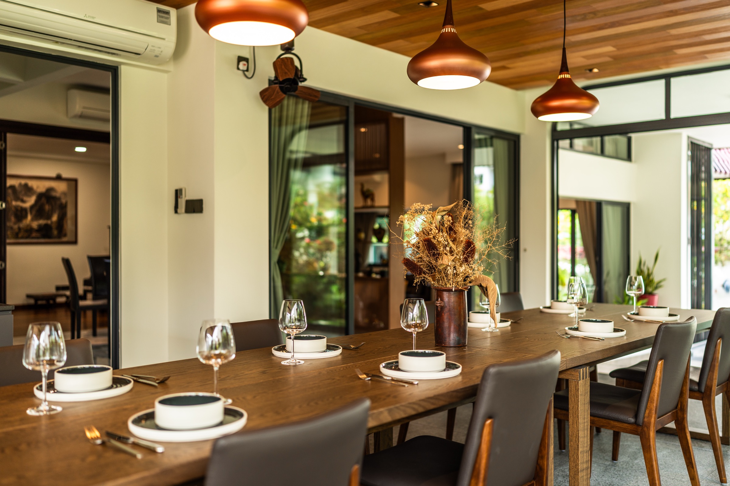 Unified kitchen with direct access to the outdoor dining area
